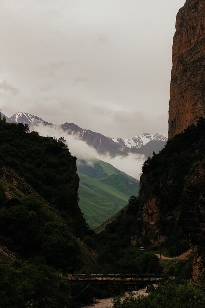 Foto nevoeiro nas encostas da montanha