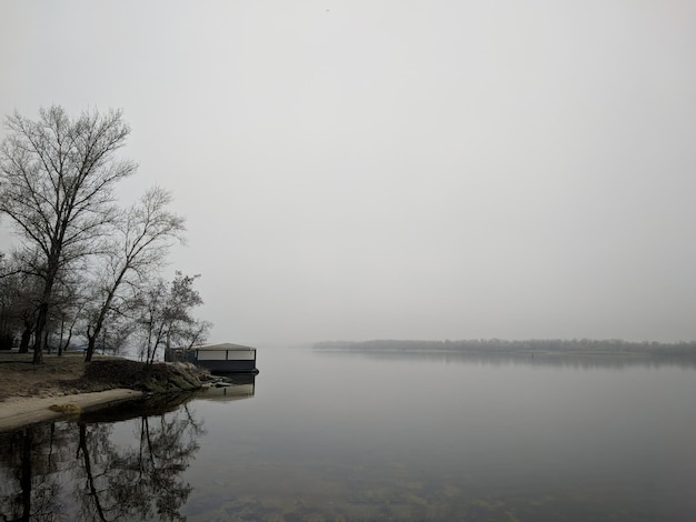 Nevoeiro no lago no inverno