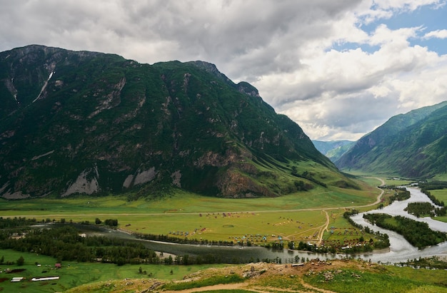 Nevoeiro no vale da montanha. Névoa da manhã sobre o lago nas montanhas Altai.