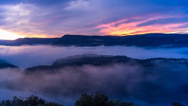 Nevoeiro sobre o vale Tarn em Millau, França