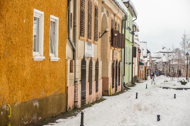 Nevou lindamente na cidade medieval de Rasnov, na Romênia.