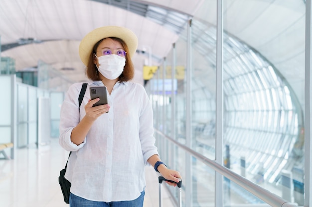 New Normal Tourist mit Gesichtsmaske reist auf dem Flughafen