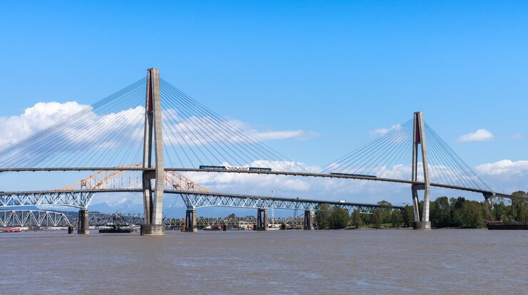 New Westminster BC Canadá 22 de abril de 2021 SkyTrain pasando el SkyBridge