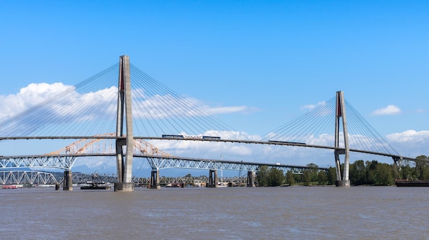 New Westminster BC Kanada 22. April 2021 SkyTrain passiert die SkyBridge