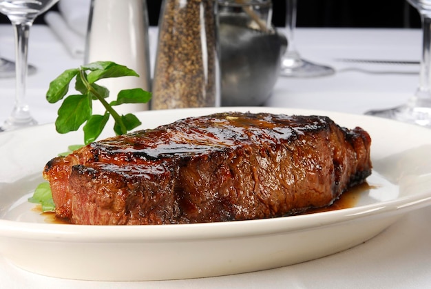 New York Beefsteak auf Restauranttisch Premium marmoriertes Rindfleisch Nahaufnahme