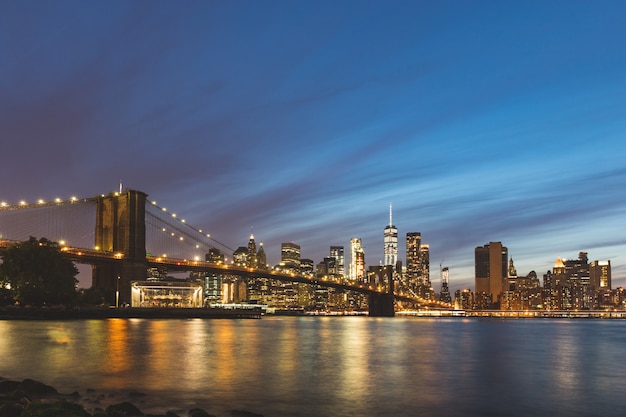 New York, Brooklyn Bridge und der Innenstadt von Manhattan