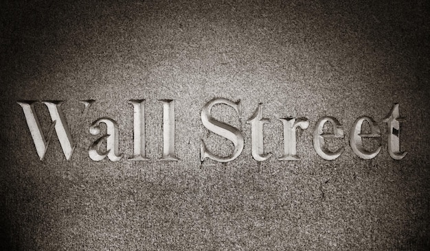 NEW YORK CITY - 5 DE SETEMBRO: Wall Street com arranha-céus em 5 de setembro de 2014 em Manhattan, Nova York. O distrito financeiro de Wall Street, com sedes das principais bolsas, tem sido chamado de pri do mundo