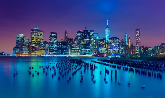 New York City bei Nacht. Manhattan-Skyline. Wolkenkratzer spiegeln sich im Wasser. NY, USA