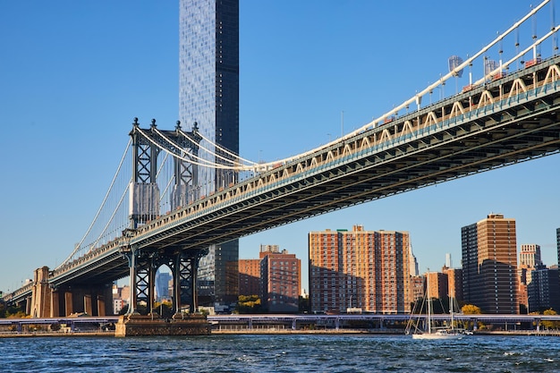 New York City famosa Manhattan Bridge do Brooklyn olhando para a cidade com navio