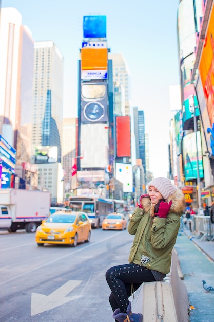 New York City-Frau als Times Square-Tourist oder junge glückliche Frau, die auf Manhattan besucht