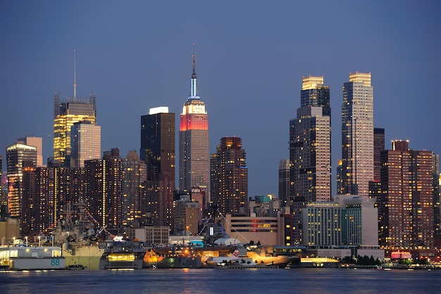 New York City Manhattan Midtown Skyline Panorama in der Abenddämmerung mit historischen Wolkenkratzern über dem Hudson River von New Jersey Weehawken Waterfront aus gesehen.
