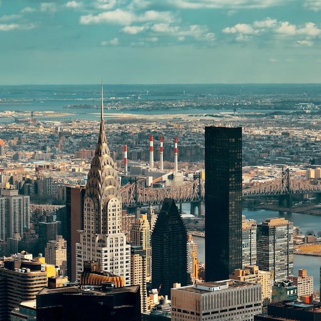 NEW YORK CITY, NY, USA - 12. Juli: Chrysler Building und Skyline am 12. Juli 2014 in Manhattan, New York City. Es wurde von William Van Alena als Art-Deco-Architektur entworfen und ist das berühmte Wahrzeichen.