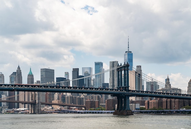 New York City und Brooklyn Bridge am bewölkten Tag