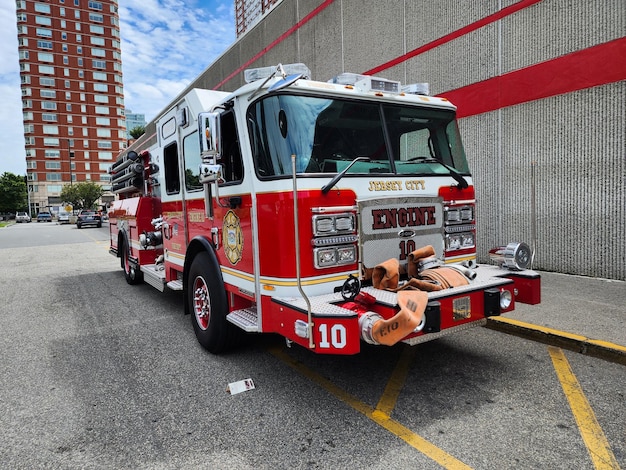 New York City, USA, 14. August 2023 Feuerwehrwagen des FDNY, Frontwinkelansicht von Jersey City