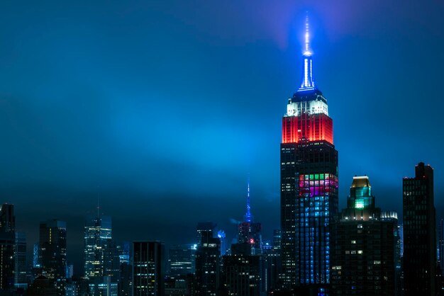 NEW YORK, EUA - 28 DE MAIO DE 2018 - arranha-céus de nova york à noite, mudança aérea