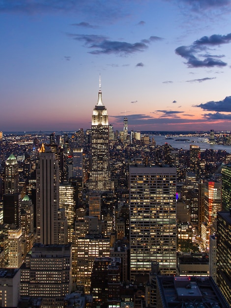 New York mit Wolkenkratzern bei Sonnenuntergang