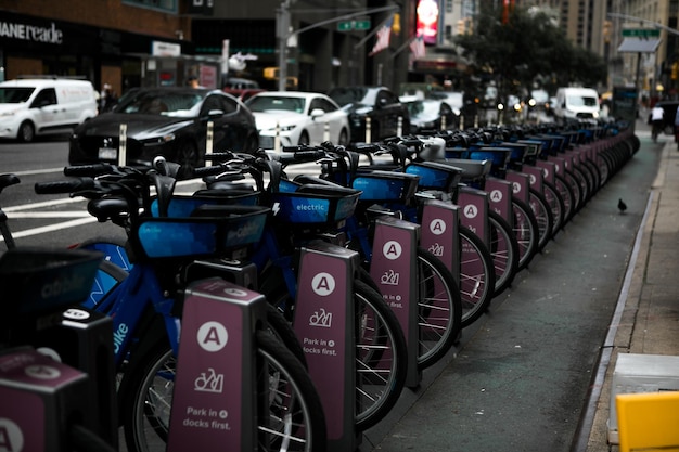 New York New York State USA 30. August 2023 Reihe blauer Citi-Bikes in der Ladestation in Brooklyn NY geparkt