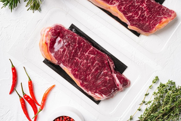 New-York-Steakpaket für das neue Jahr, auf weißem Steintischhintergrund, Draufsicht flach gelegt