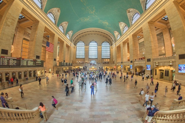 NEW YORK – USA – 11. JUNI 2015 Der Bahnhof Grand Central ist voller Menschen