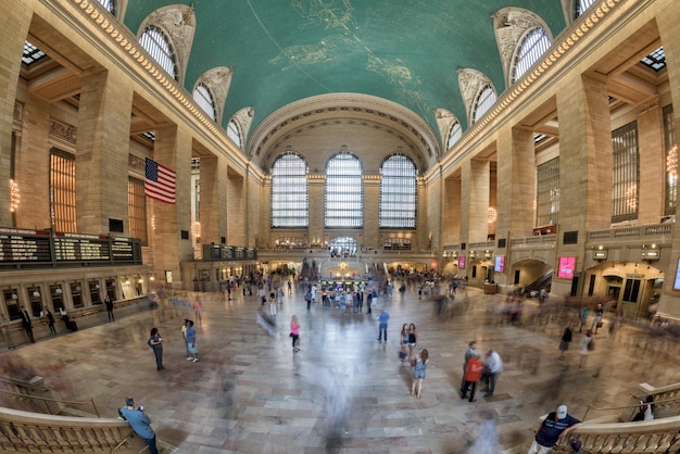 NEW YORK – USA – 11. JUNI 2015 Der Bahnhof Grand Central ist voller Menschen