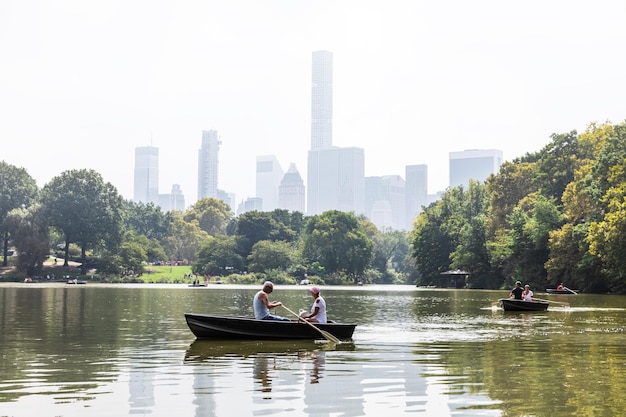 NEW YORK, USA - 17.September 2017: Boote auf dem See im Central Park in NYC. Der Central Park Lake ist ein wesentlicher Bestandteil des Greensward-Designplans von Frederick Law Olmsted und Calvert Vaux