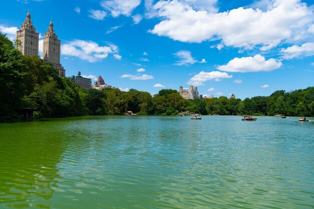 New York USA 22. Juli 2023 Central Park in New York City mit der idyllischen Landschaft des Teiches und des Gebäudes von Manhattan