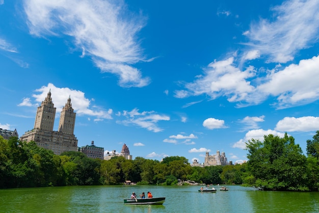 New York USA 22. Juli 2023 Central Park in New York City mit Landschaft von Teich und Gebäude von Manhattan Boot Urlaub