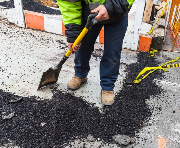 NEW YORK, USA - 28. April 2016: Manhattan Straßenszene. Straßenarbeiten in Manhattan, New York City. Arbeiter auf einem Straßenbau, Reparatur der Straße