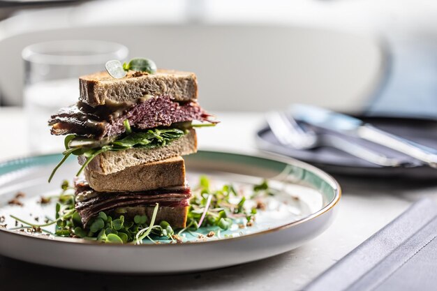 Foto new yorker sandwich mit pastrami-sauce und kräutern fastfood-konzept