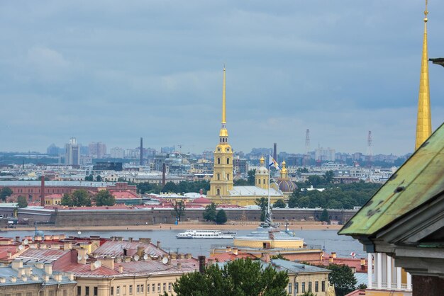Newa-Damm und Peter-und-Paul-Festung in St. Petersburg