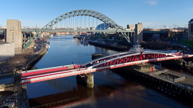 NEWCASTLE UPON TYNE, TYNE Y WEAR / REINO UNIDO - 20 DE ENERO: Vista de los puentes Tyne y Swing en Newcastle upon Tyne, Tyne and Wear el 20 de enero de 2018