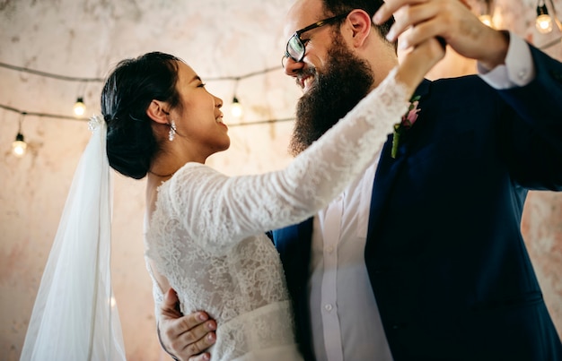 Newlywed Couple Dancing Celebração de casamento