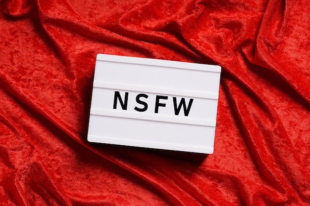 Nfsw es la jerga de Internet para decir que no es seguro para el trabajo