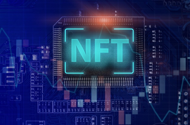 NFT en chip de circuito para vender obras de arte únicas de colección. NFT Concepto de comercio de acciones de cripto arte de token no fungible. Futuro del mercado del arte en blockchain.