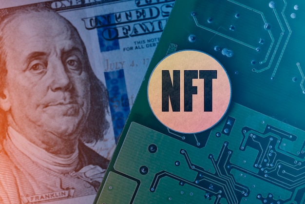 Nft-Münze auf Leiterplatten-Elektronikplatine US-Dollar und NFT-Technologie, die neue Nft-Technologie einführt ...