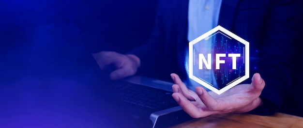 NFT token no fungible para arte criptográfico concepto de tecnología blockchain inversión o comercio de NFT en criptomoneda activo digital trabajo de arte y libro mayor digital