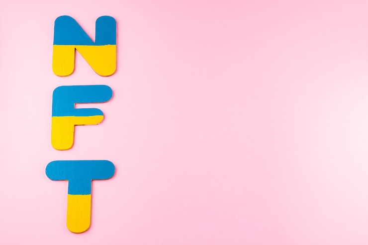 Foto nft token no fungible en los colores de la bandera ucraniana inscripción nft amarillo azul sobre fondo rosa