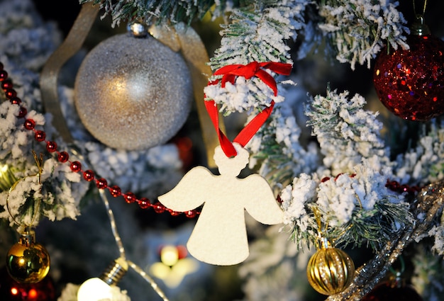 Ángel de cerca en el árbol de navidad