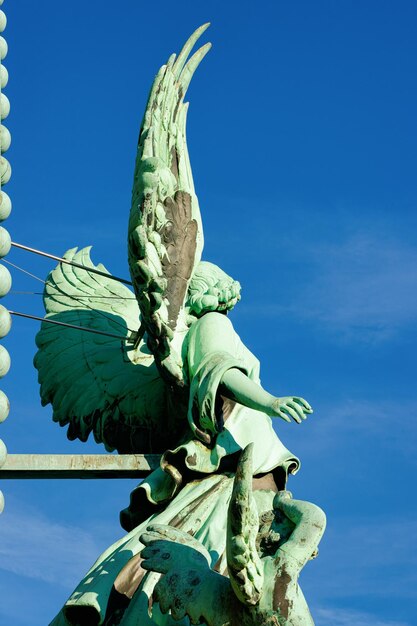 Ángel estatua de la Catedral de Berlín en el centro de la ciudad alemana de Berlín en Alemania en Europa. Arquitectura de construcción de Berliner Dom. Detalles del exterior. Religión, Turismo y vacaciones