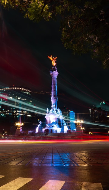 Ángel de la Independencia en la Ciudad de México con autos en movimiento.