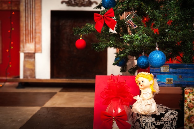 Ángel de Navidad con chimenea en tiro de estudio de fondo