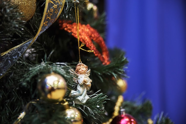 Ángel de Navidad en la rama de un árbol de Navidad