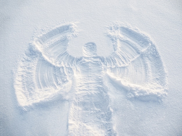 Ángel de nieve hecho en la nieve blanca. Vista aérea superior plana.