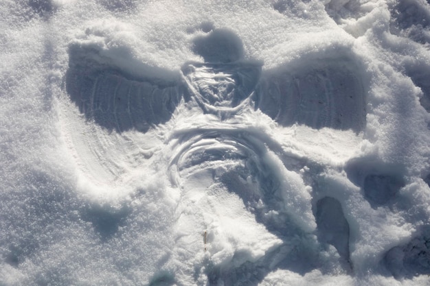 Ángel de nieve hecho en la nieve blanca.