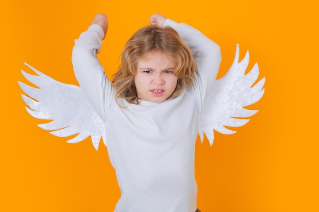 Ángel de San Valentín Niño Cupido Niño Ángel con alas de ángel aislado sobre fondo amarillo de estudio Tarjeta de regalo del día de San Valentín