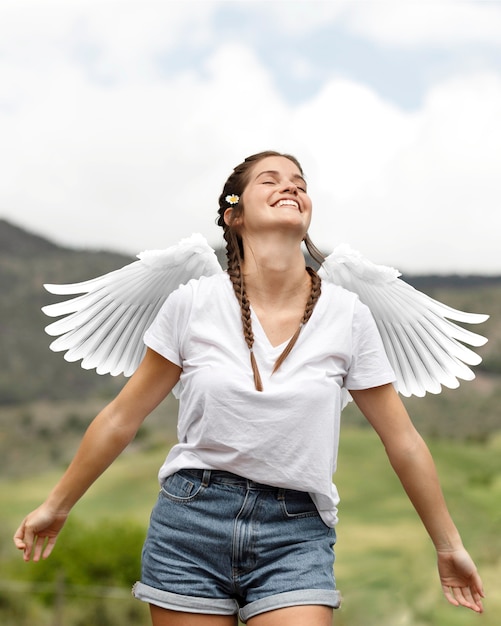 Ángel sonriente en la naturaleza