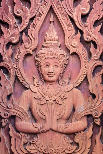 Ángel en talla de madera de estilo tradicional tailandés