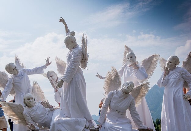 Ángeles con alas blancas