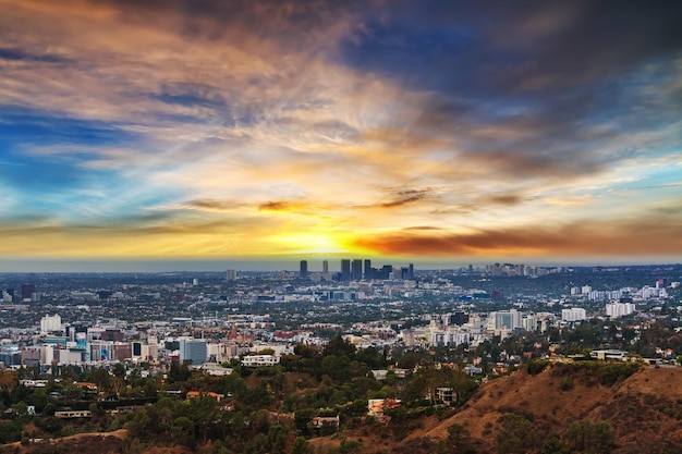 Los Ángeles bajo un cielo colorido al atardecer California