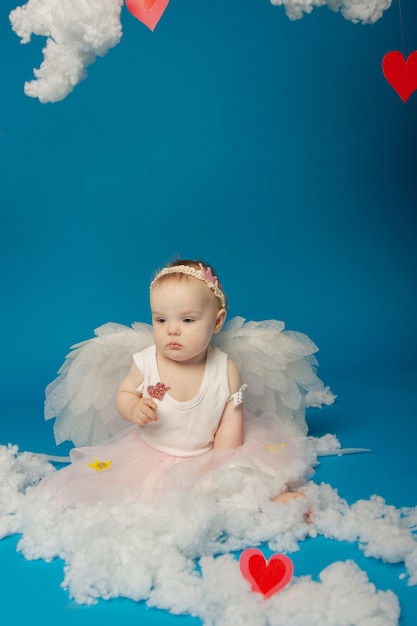 Ángeles de niña linda sobre un fondo azul para el día de San Valentín